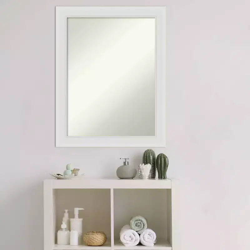 Specchio da Parete con Cornice Bianca Morbida, 22" x 28"