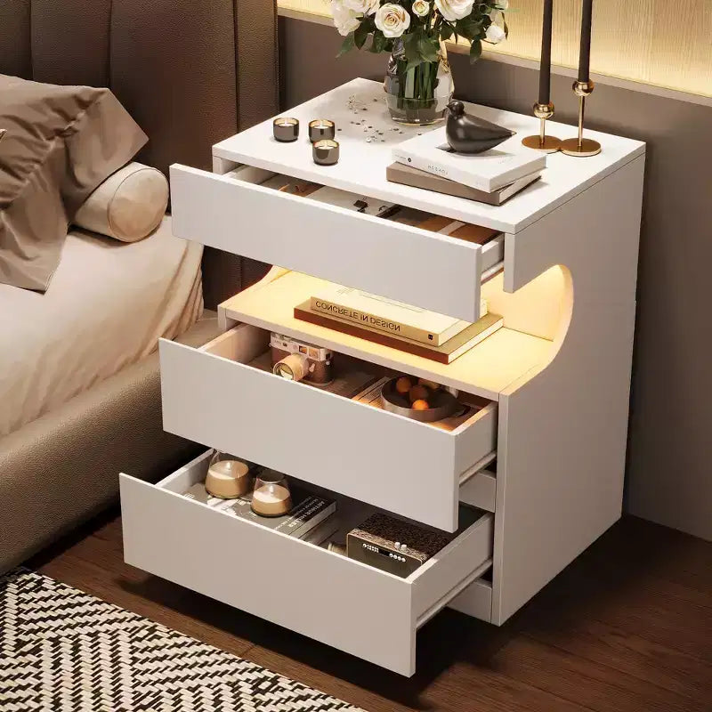 Comodino Moderno Bianco con Luci LED e Stazione di Ricarica, 3 Cassetti, Uso Singolo